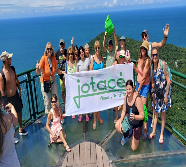 Grupo de Jotacé en Mirador del Unipraias Camboriu