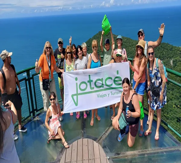 Grupo de Jotacé en Mirador del Unipraias Camboriu